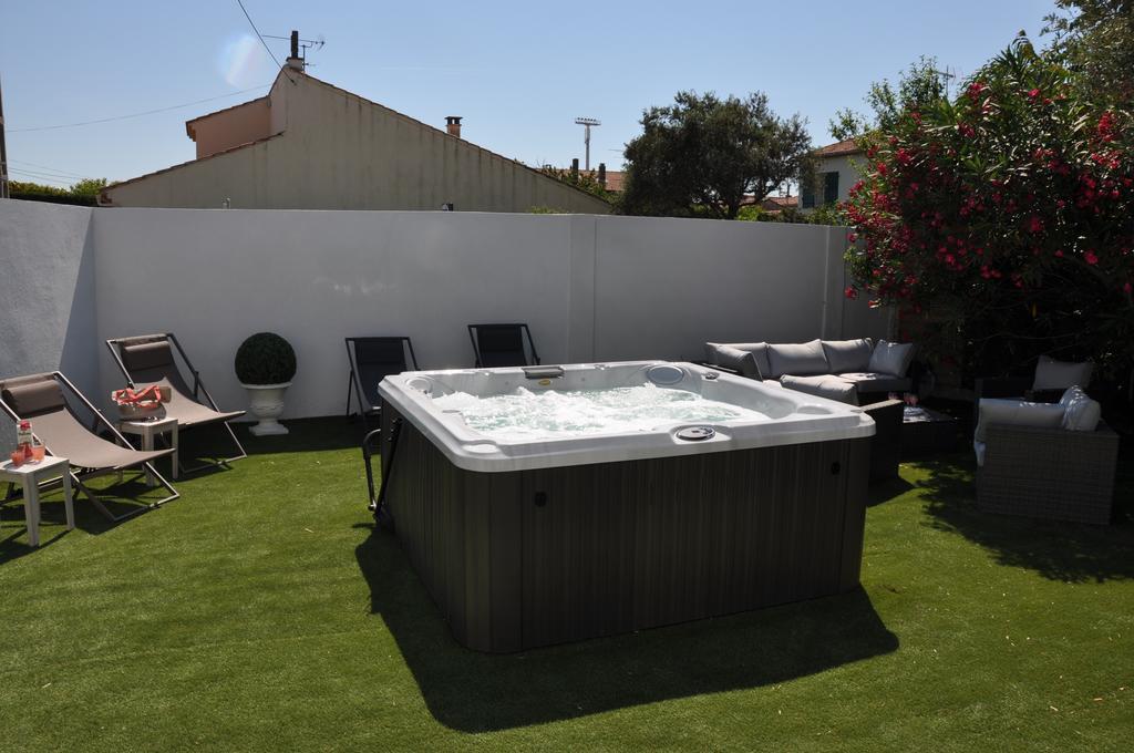 Holiday In Arles -Villa Jacuzzi Kamer foto